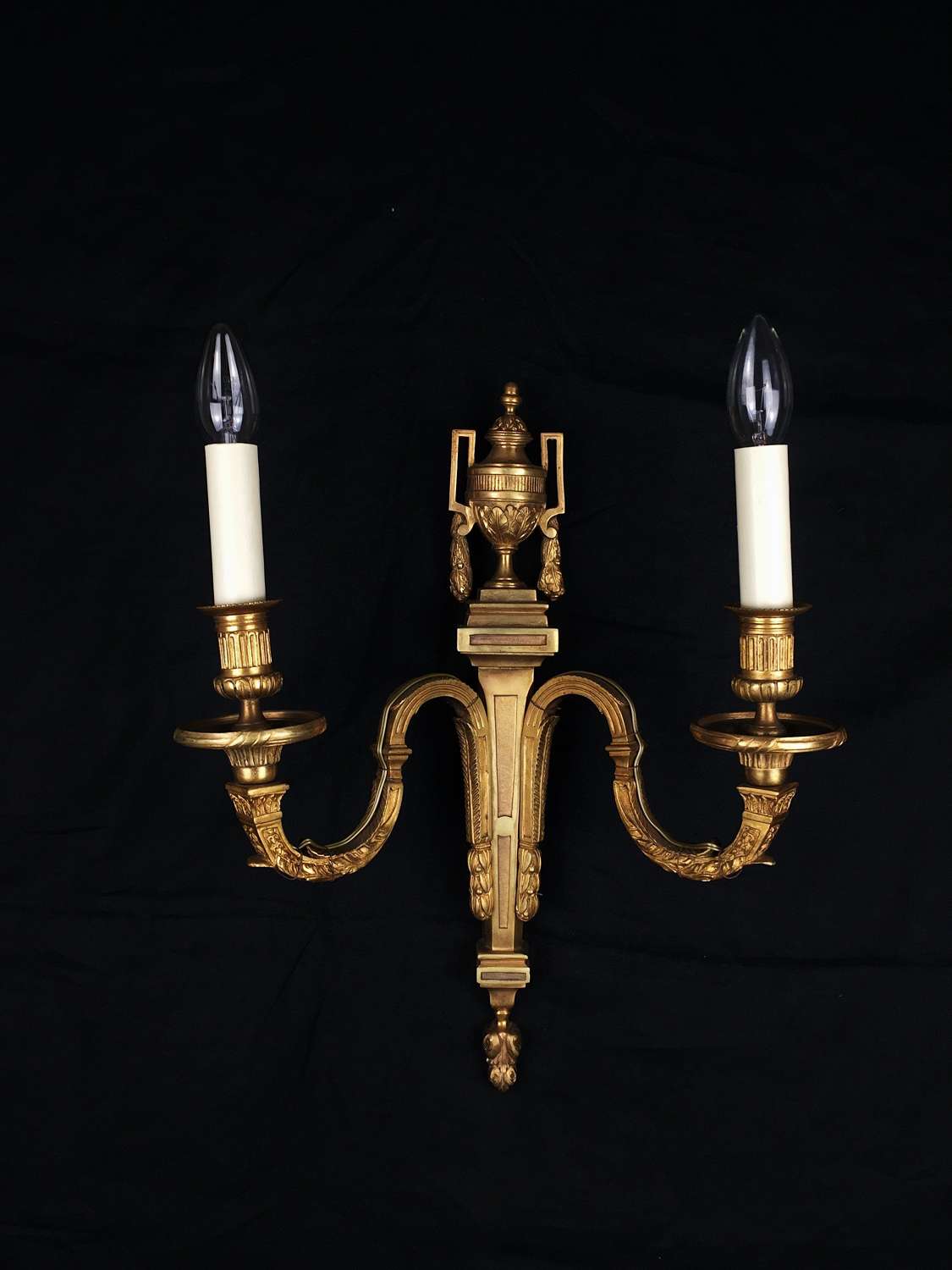 Neoclassical style wall light
