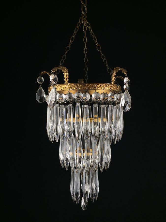 A small Edwardian style icicle light