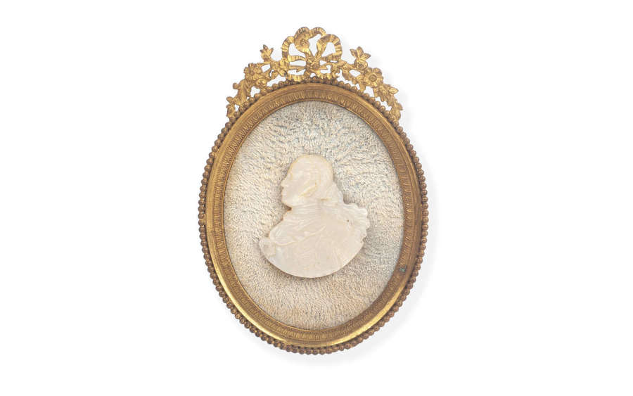A LATE 18TH / EARLY 19TH CENTURY CARVED MOTHER OF PEARL PORTRAIT