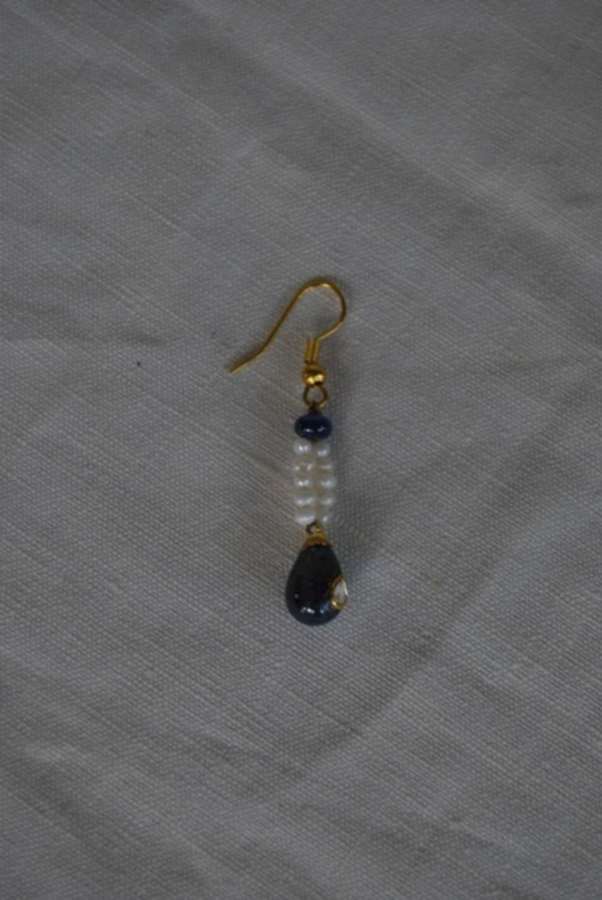 Pair of sapphire and sea pearl crystal earrings