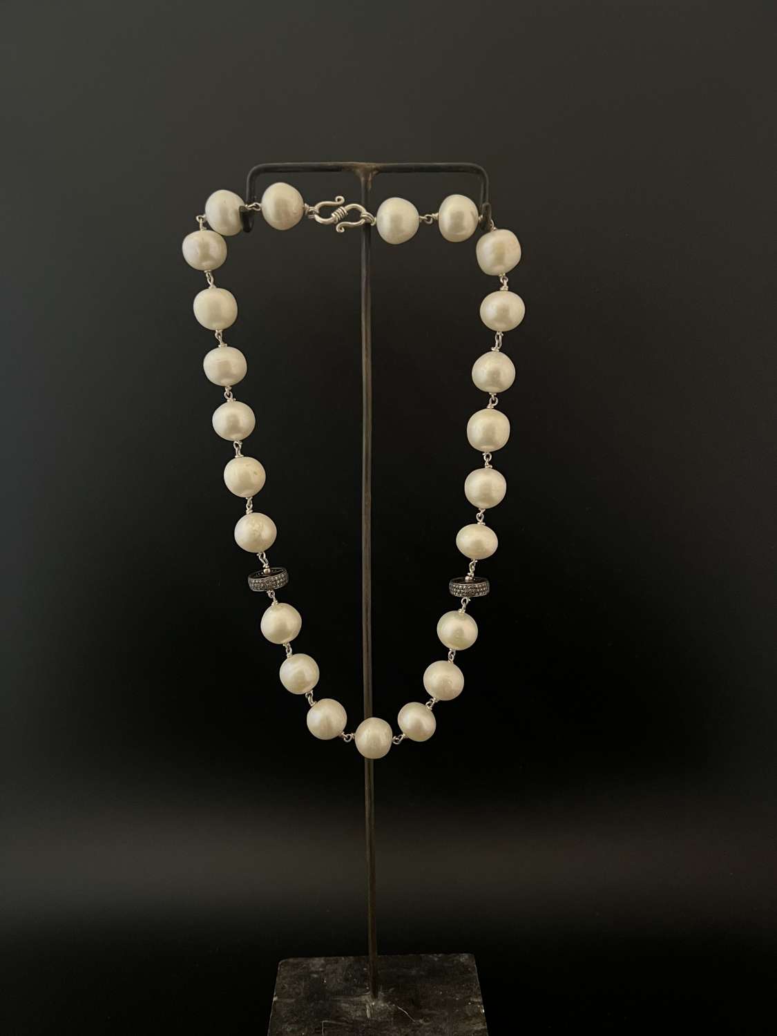 A peal necklace with Diamond wheels