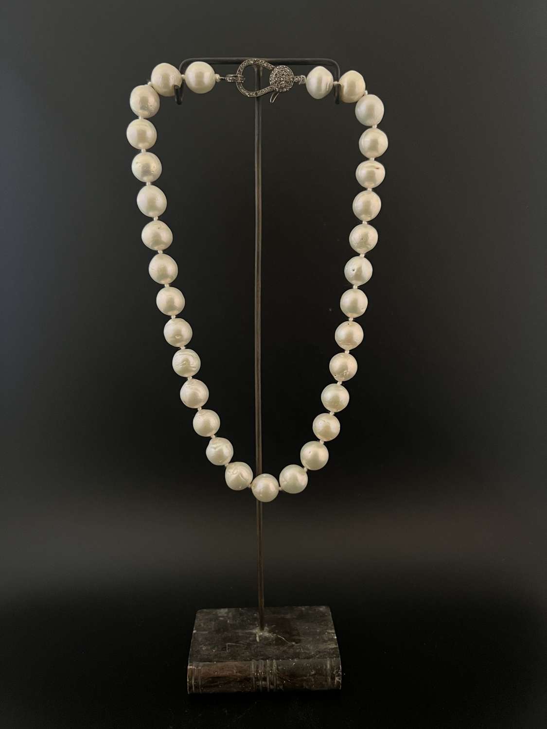 Pearl necklace with diamond clasp