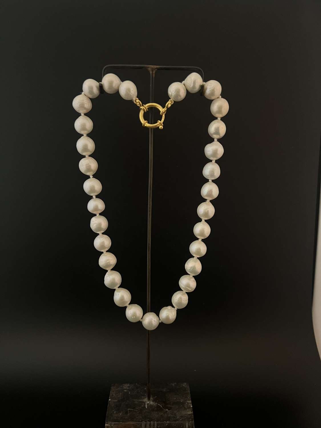 Peal necklace with gold clasp