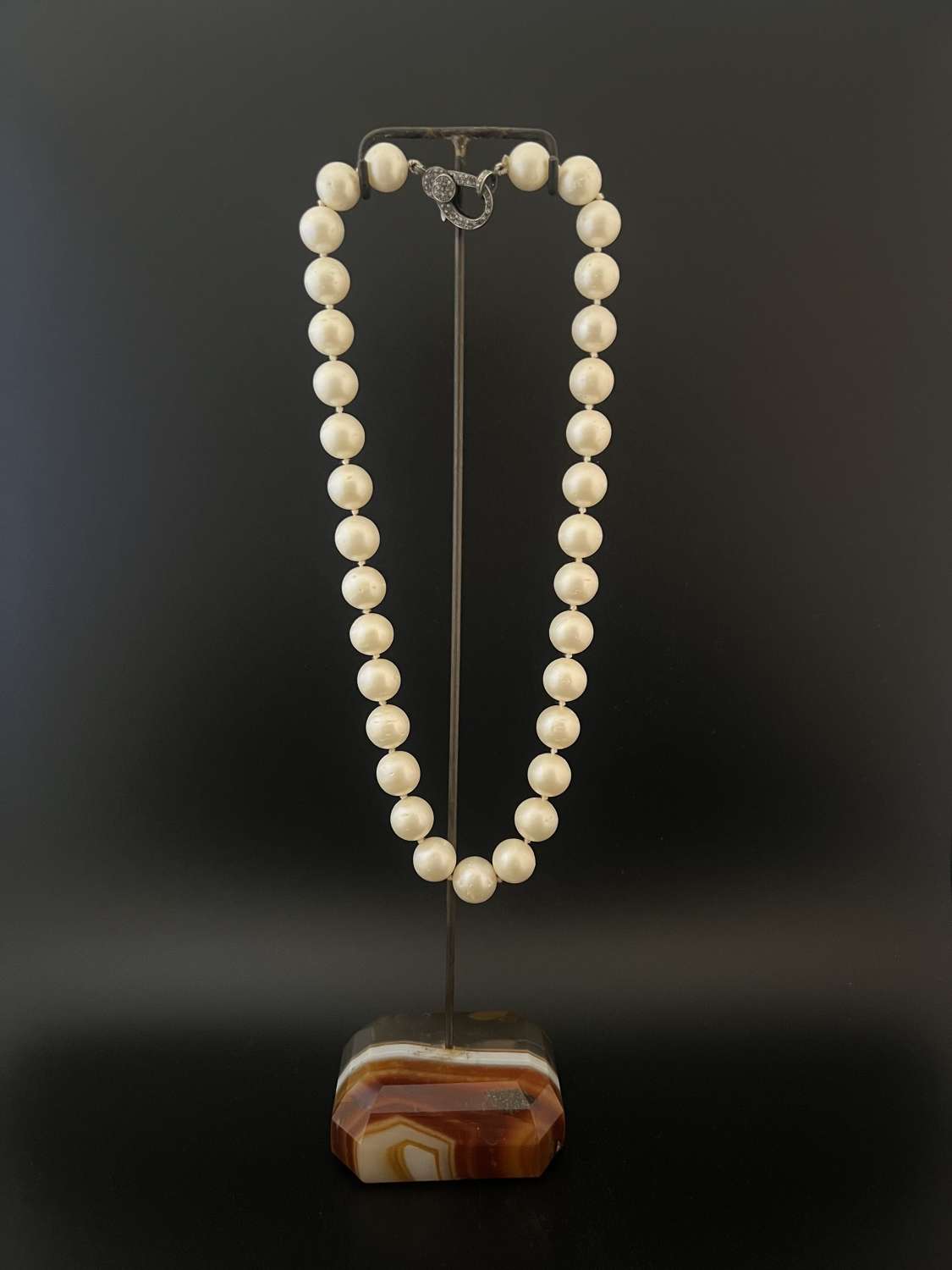 A pearl necklace with diamond class