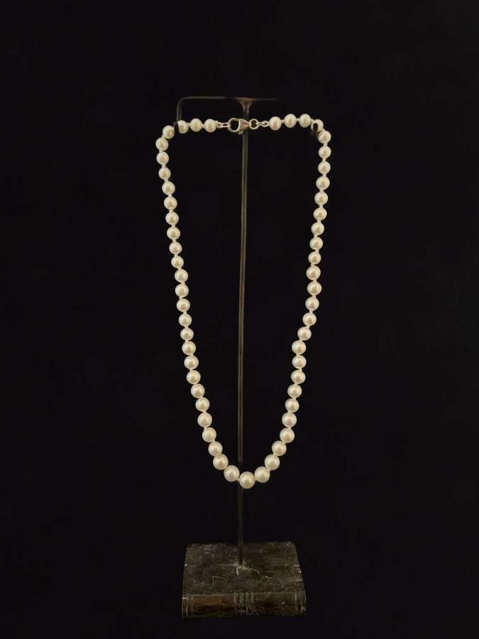 Pearl necklace with silver clasp